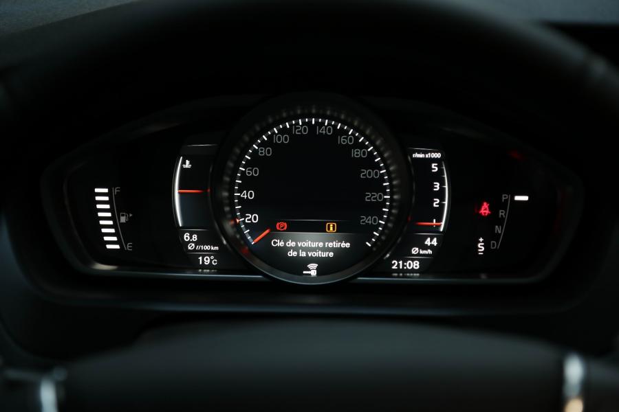 Панель приборов Volvo V40 D4 Inscription 2016 года  (фото 14 из 19)